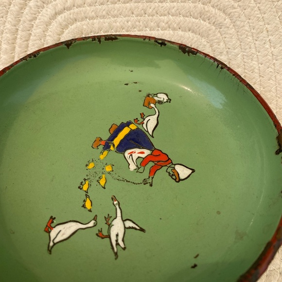 Vintage enamel tin small plate- made in Czechoslovakia- Girl feeding ducks/geese - Picture 10 of 12